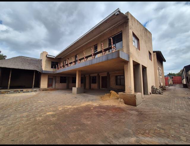 1,000M² WAREHOUSE FOR SALE IN KNIGHTS